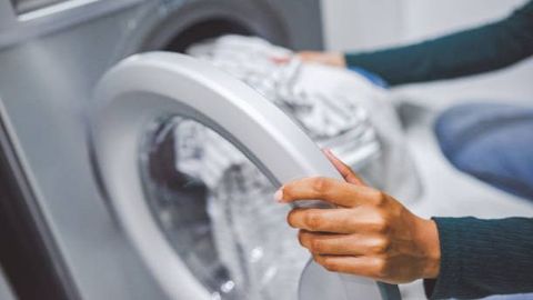 Por qué debes lavar la ropa al revés en la lavadora?