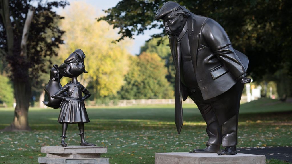 Una estatua del personaje de Matilda se contrapone a otra de Donald Trump, en la ciudad de Buckinghamshire