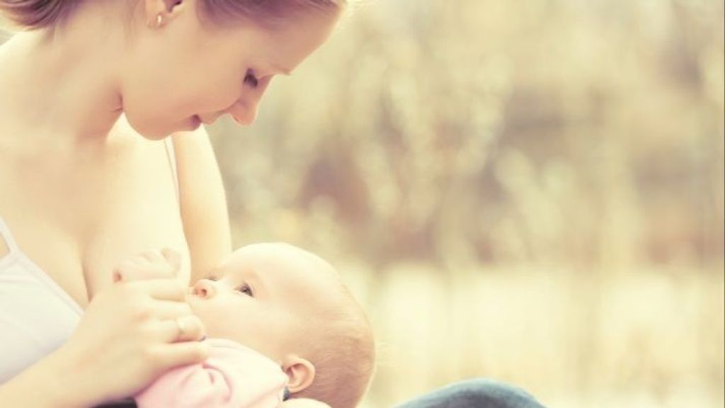 Una madre junto a su bebé