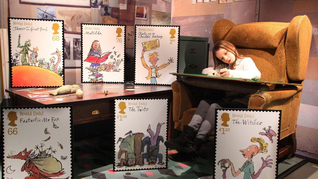 Una niña lee libros en el Museo y Centro de Cuentas Roald Dahl, en la ciudad de Buckinghamshire, en 2012