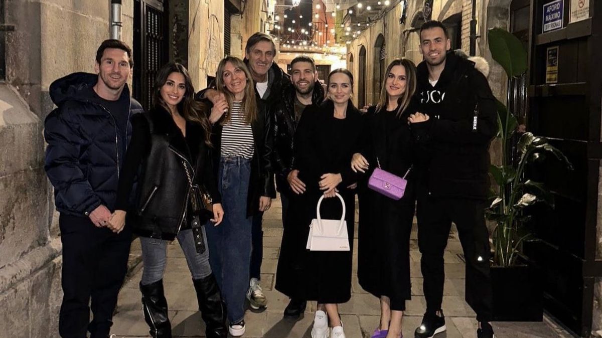 El reencuentro de Messi con sus compañeros del Barça: cena con Busquets, Jordi Alba y sus parejas El reencuentro de Messi con sus compañeros del Barça: cena con Busquets, Jordi Alba y sus parejas