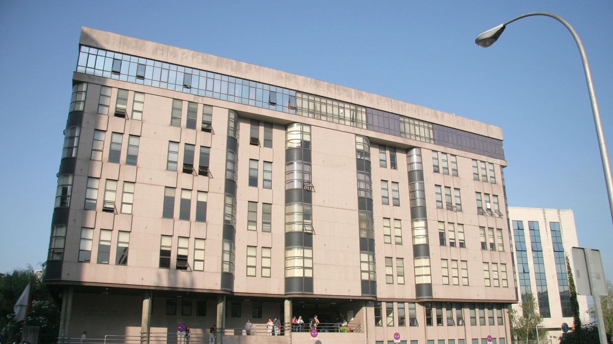 Exterior de la fachada principal de los Juzgados de Vigo