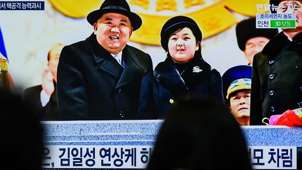 Kim Jong-un y su hija Kim Ju-ae durante un desfile militar