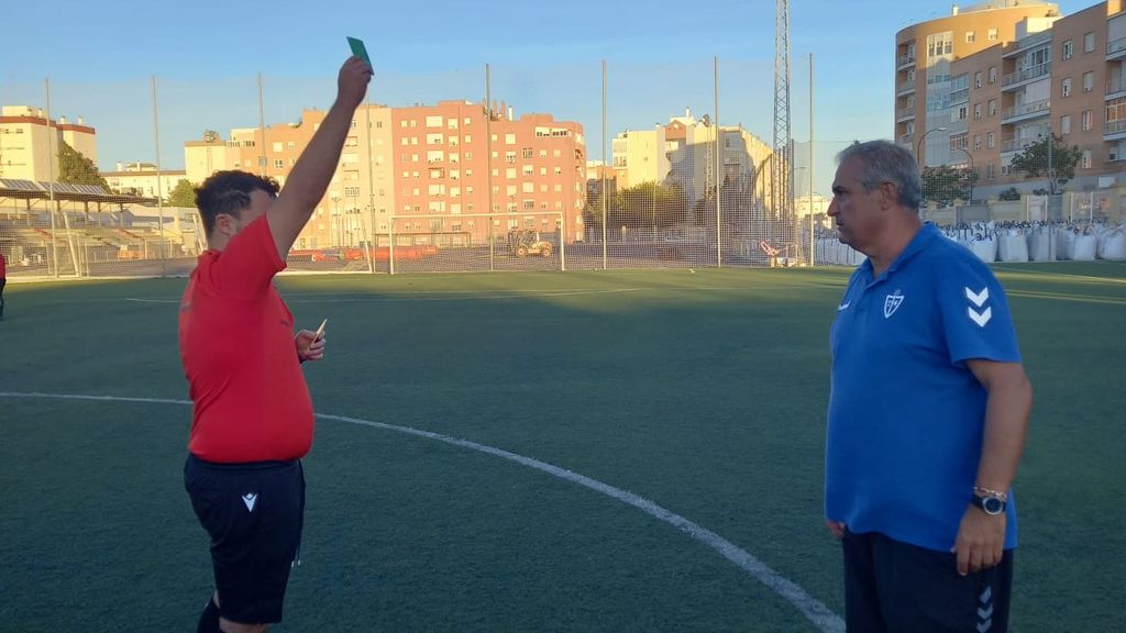 La primera tarjeta verde que le mostró un árbitro a Juan Carlos, entrenador de Infantil de La Salle Puerto Real