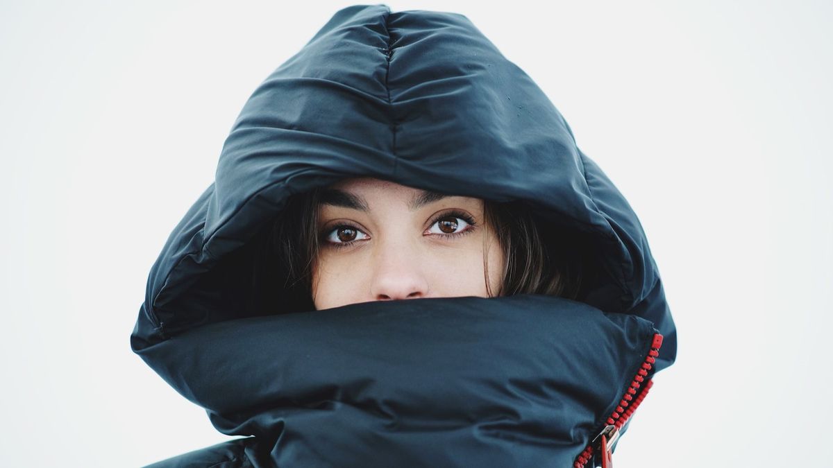 Mujer con los ojos húmedos en invierno