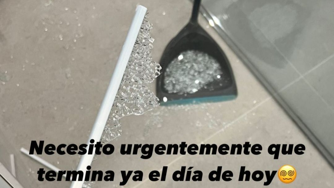 Violeta enseña la bandeja de cristal de su frigorífico rota en mil pedazos