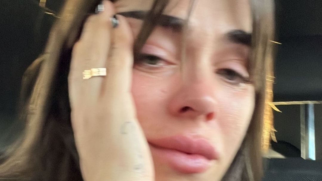 Violeta Mangriñán, llorando desconsoladamente tras la caída de su hija