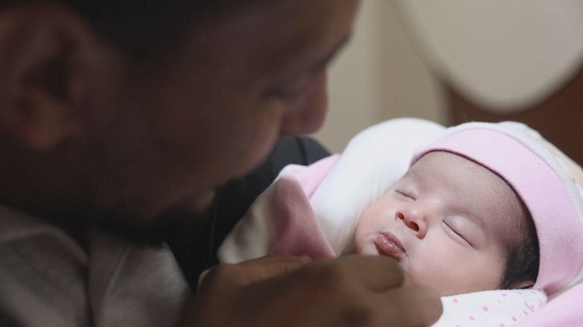 La bebé siria rescatada aún con el cordón umbilical tras el terremoto ha sido adoptada por su nueva familia