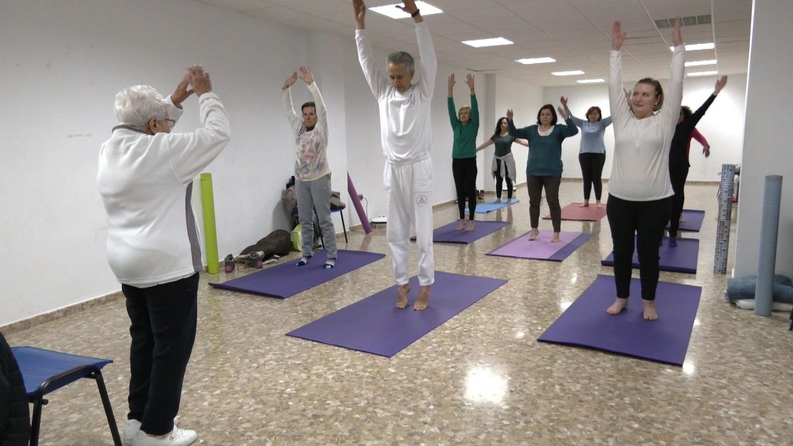 Carmela, la yogui granadina que a sus 91 años sigue impartiendo clases: “Me llena, me da vida”