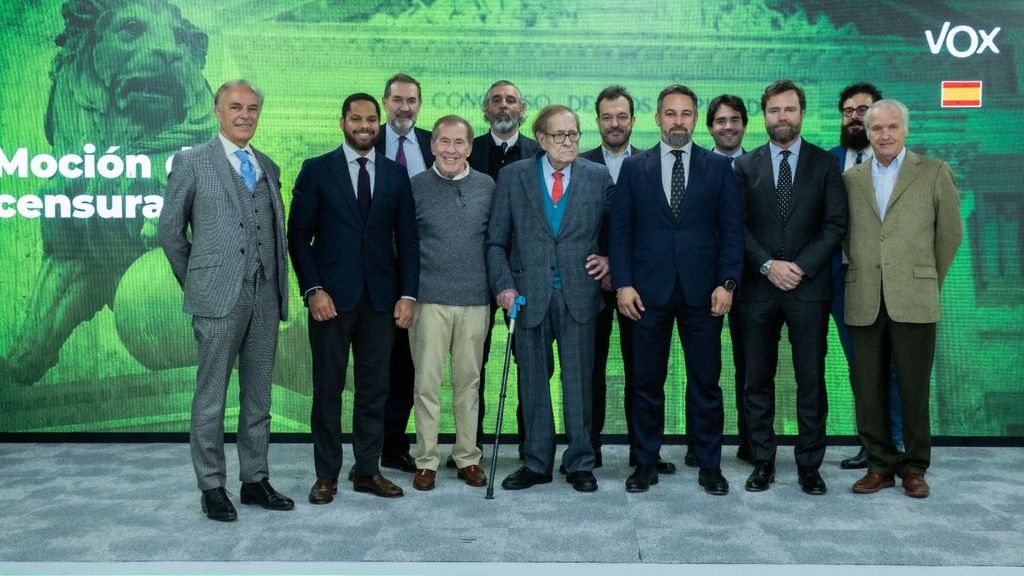 Abascal posa sonriente con el exlíder comunista, Ramón Tamames,el escritor Sánchez Dragó y el resto del equipo negociador de la moción de censura