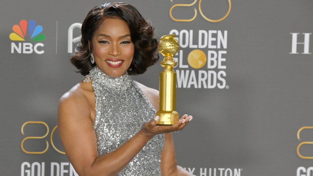 Angela Bassett posa con su Globo de Oro a la Mejor actriz de reparto por su papel en 'Black Panther: Wakanda Forever'