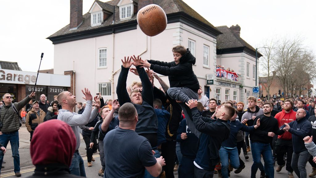 Atherstone Ball Game, el deporte más surrealista: la única regla es coger el balón y no matar a nadie