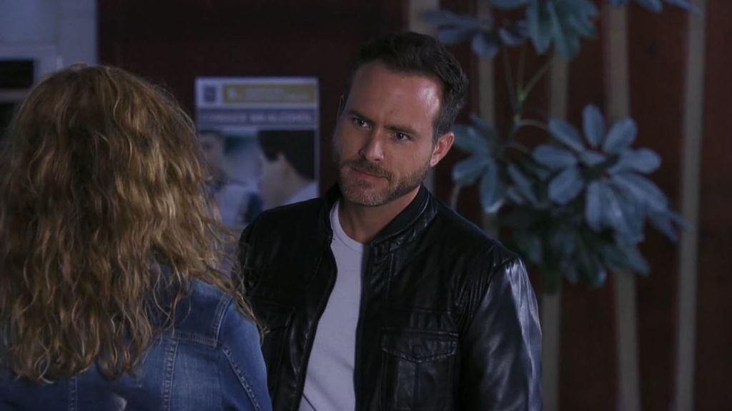 Daniel ayuda a Lucía tras ser detenida, en 'Los miserables': "Aléjese de la gente equivocada"