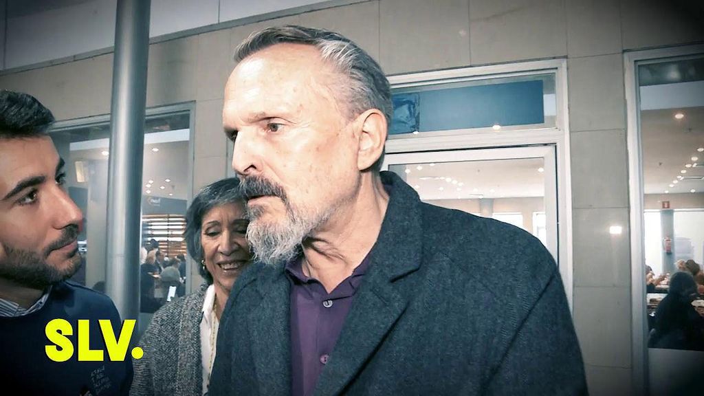 El polémico gesto de Miguel Bosé ante las preguntas sobre Nacho Palau: agarra y baja los micrófonos