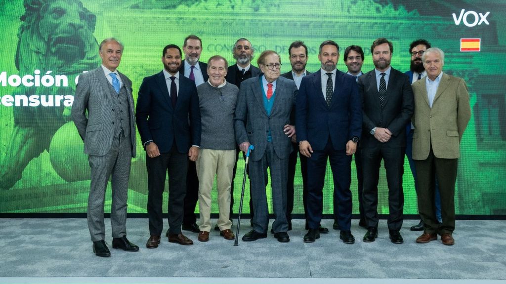 Tamames y Abascal posan junto con el equipo negociador de la moción de censura