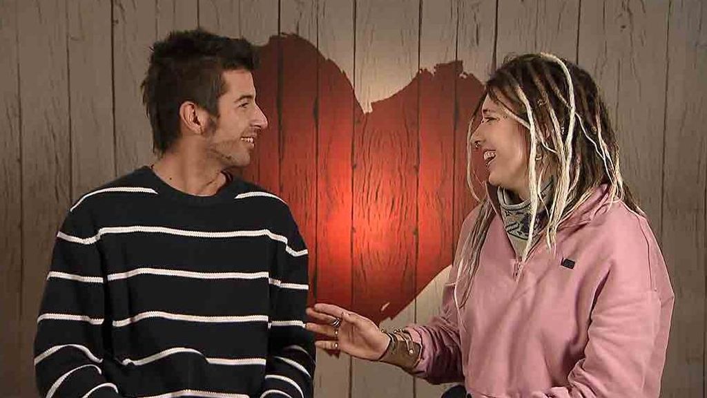 Alba y Nikos durante su cita en 'First Dates'