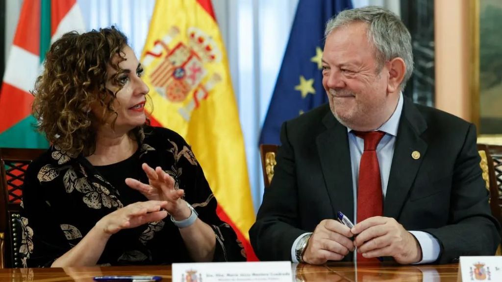 La ministra de Hacienda, María Jesús Montero y el consejero de Economía y Hacienda, Pedro Azpiazu, en la Comisión Mixta.