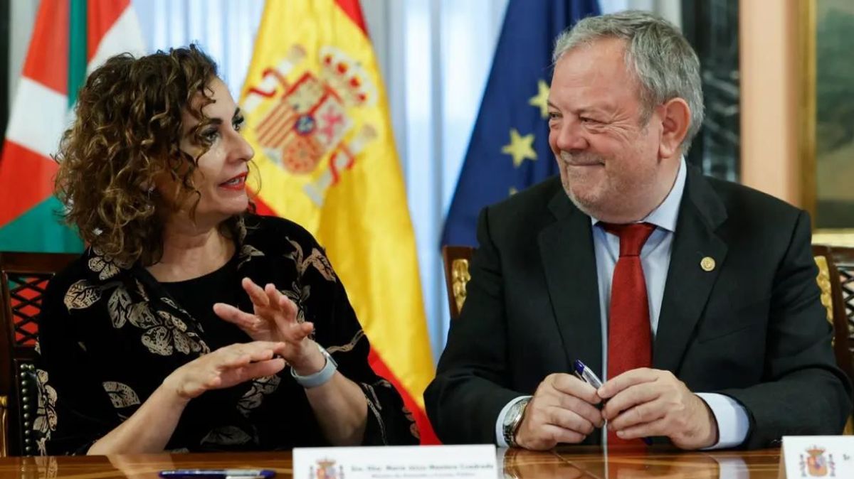 La ministra de Hacienda, María Jesús Montero y el consejero de Economía y Hacienda, Pedro Azpiazu, en la Comisión Mixta.
