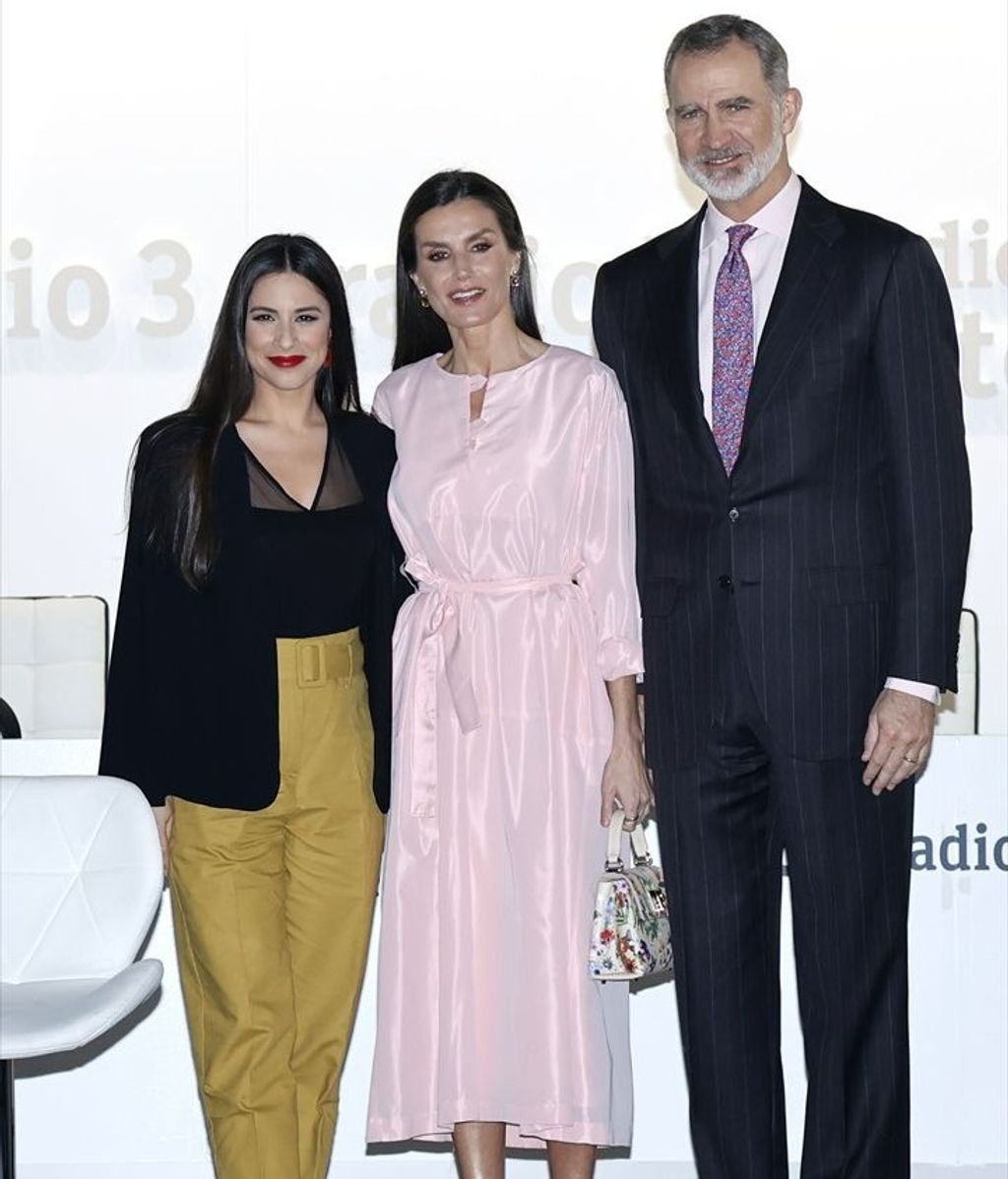 Los reyes Felipe Vi y Letizia posan junto a Blanca Paloma en ARCOMadrid