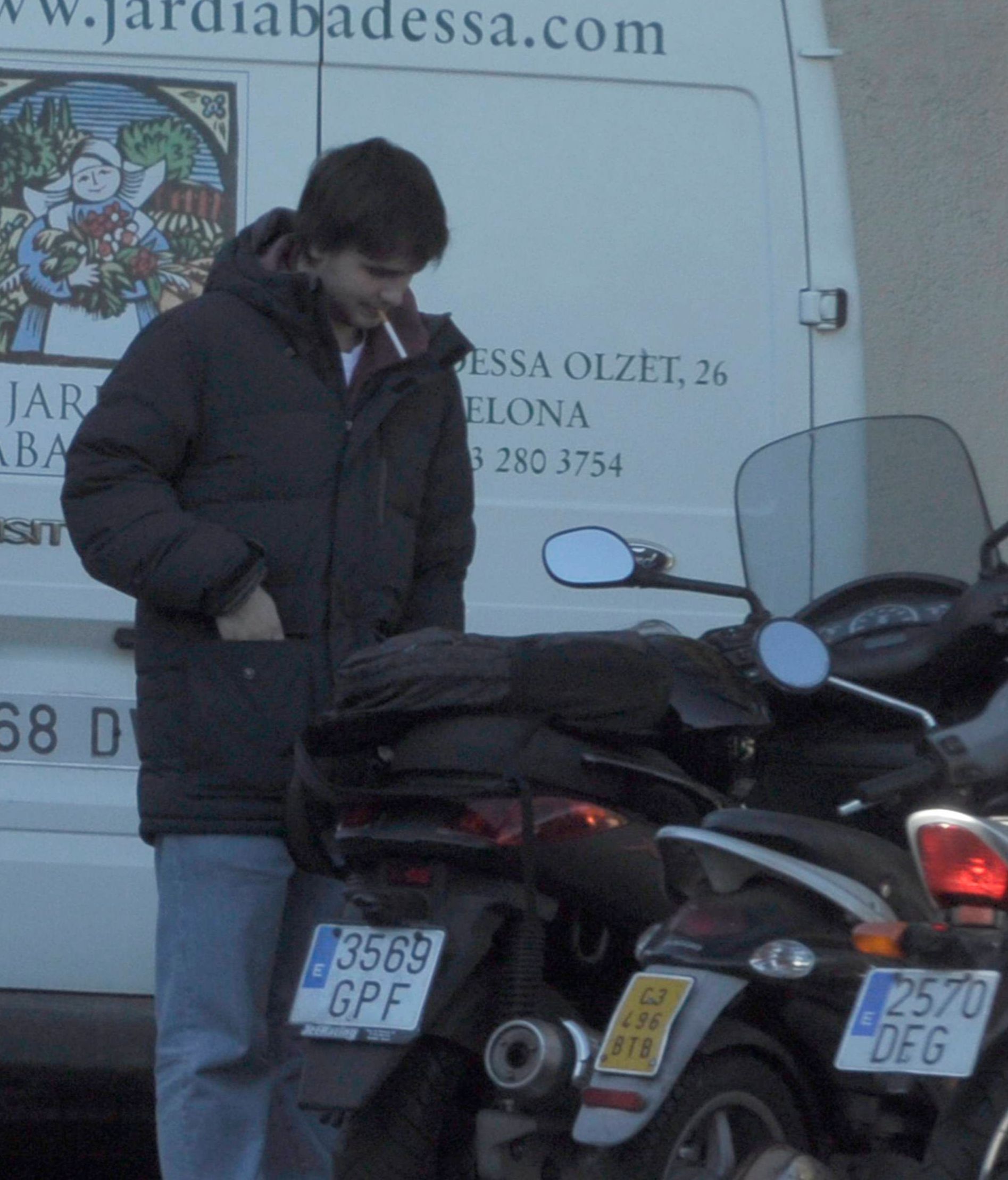 Marc Pique fumando un cigarrillo por Barcelona