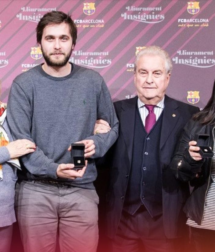 Marc Pique recibió una insignia por su apoyo al Barcelona