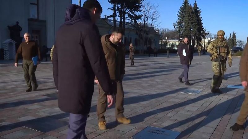Ucrania dedica una placa a Pedro Sánchez en el 'Paseo de los valientes' de Kiev