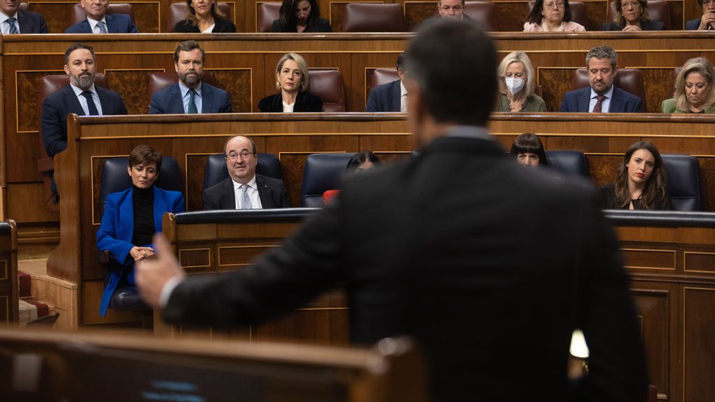 Sánchez interviene en el Congreso ante la mirada de Abascal