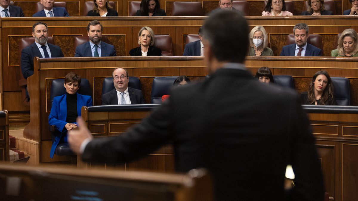 Sánchez interviene en el Congreso ante la mirada de Abascal