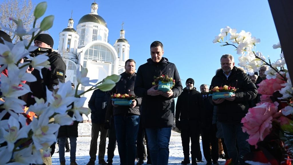 Sánchez realiza una ofrenda floral por los caídos en la guerra de Ucrania en Kiev