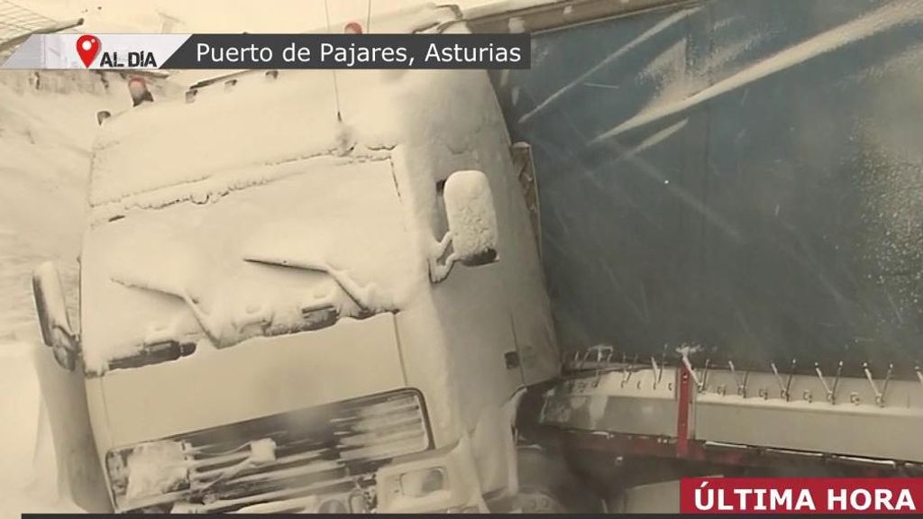 Un camión atascado en el Puerto de Pajares, Asturias