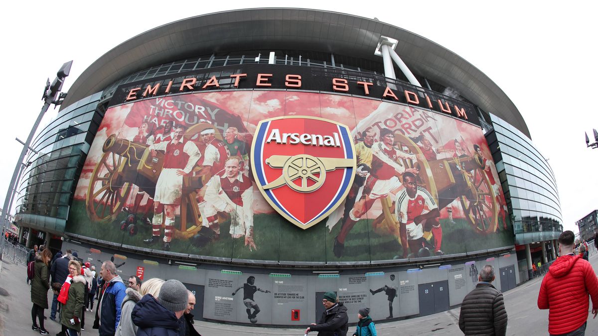 Un hincha del Arsenal pide ser enterrado con la camiseta y su novia se equivoca: acabó en el ataúd con la del Chelsea