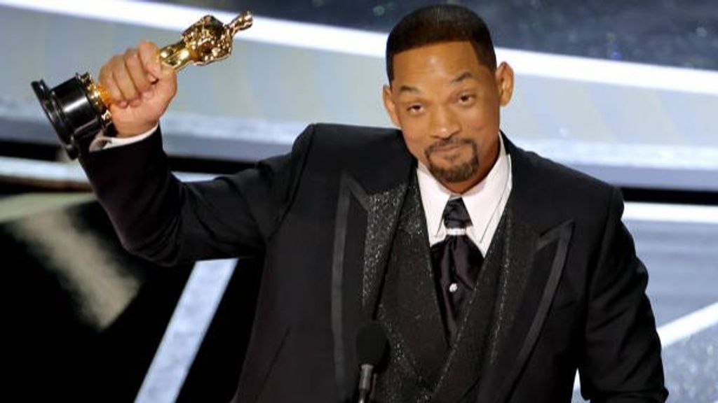 Will Smith bromea con su Oscar en TikTok sobre la bofetada que propinó a Chris Rock