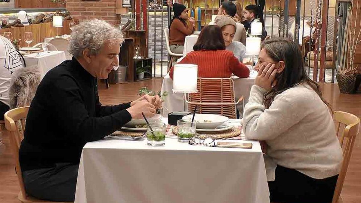 Juan Pablo y Raquel se salta las preguntas tipo en ‘First Dates’: “Me han publicado un relato erótico en Playboy”