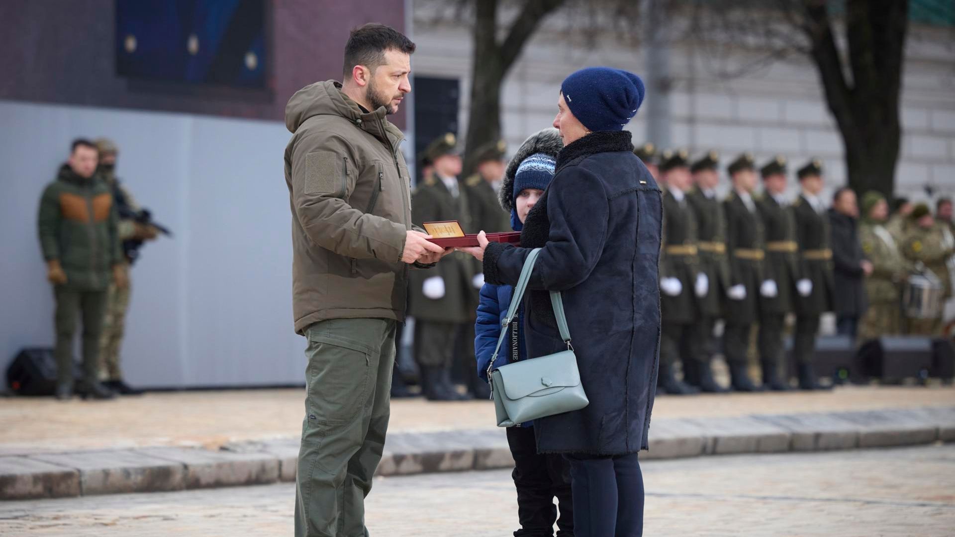 Zelenski promete luchar por la victoria, tras un año de guerra, y rinde homenaje a los caídos en una ceremonia en Kiev