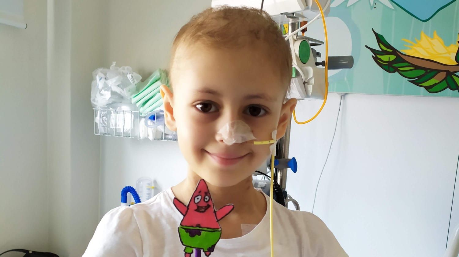 Martina con una de sus creaciones artísticas.