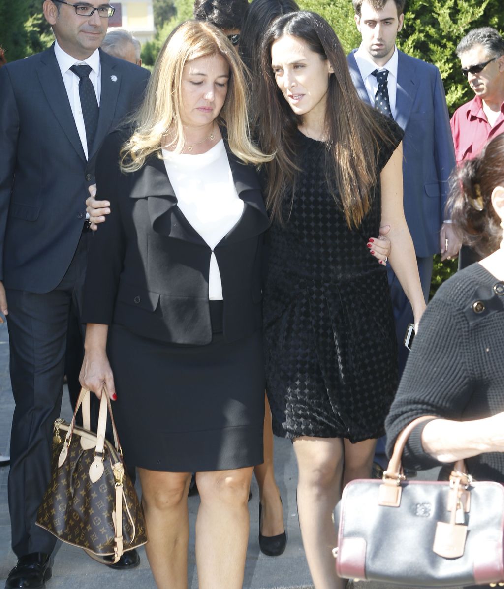 Tamara Falcó estuvo muy pendiente de Laura en el funeral de Miguel Boyer