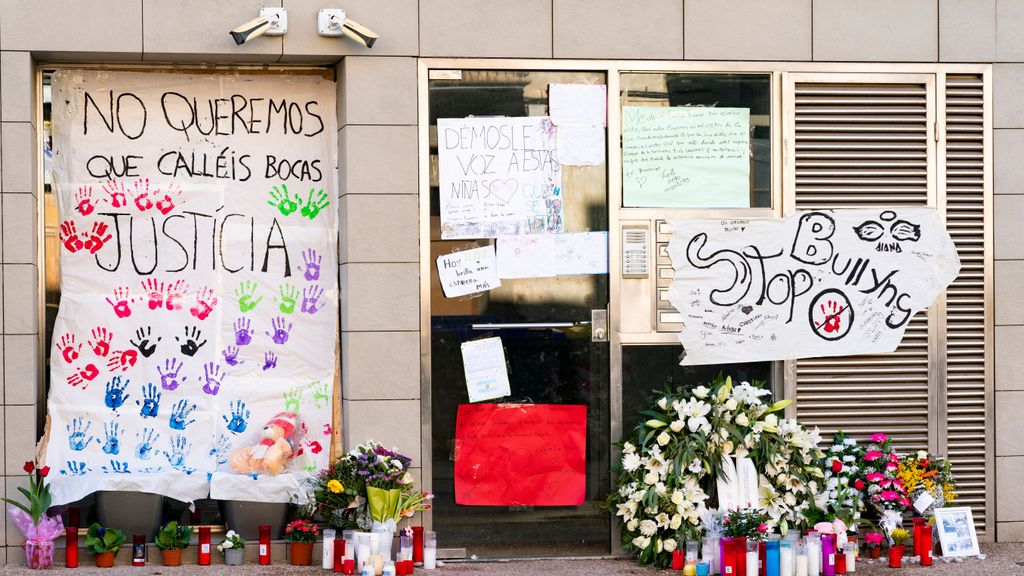 Altar improvisado a Alana y Leila, las gemelas que saltaron desde un tercer piso en Sallent