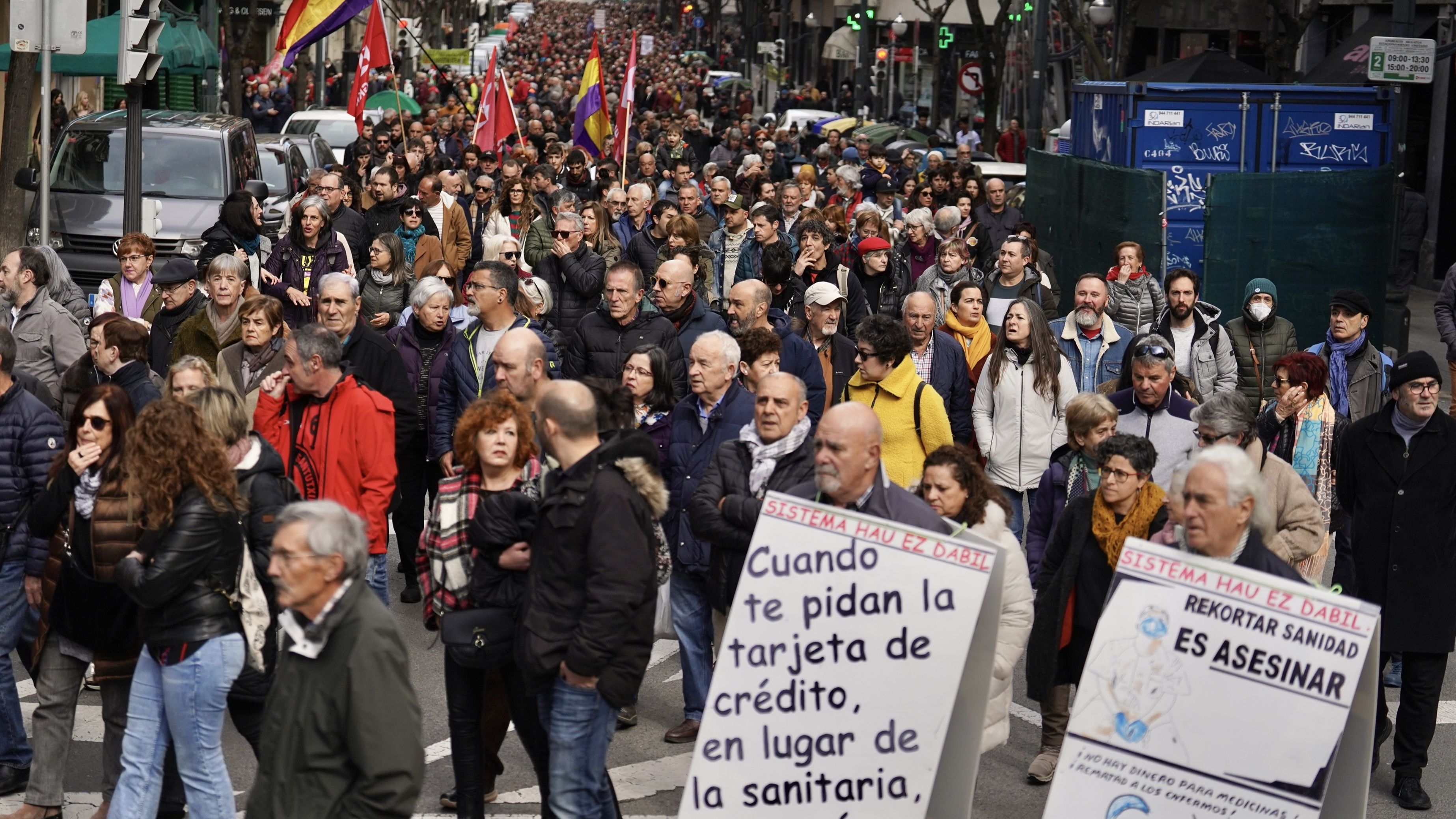 Miles de personas denuncian en las capitales vascas el "desmantelamiento" del servicio público de salud