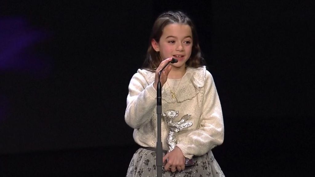 La emoción de Sofía Otero, de 9 años, al recoger el Oso de Plata en la Berlinale