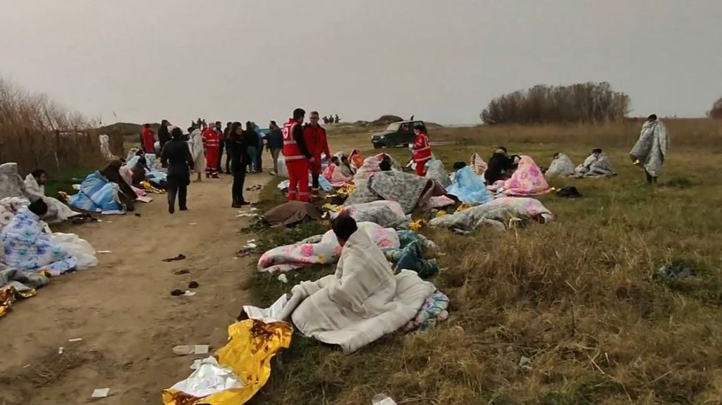 Naufragio en Calabria, Italia: 60 muertos al hundirse un barco con migrantes cerca de la costa