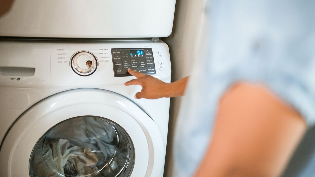 Por qué debes lavar la ropa al revés en la lavadora