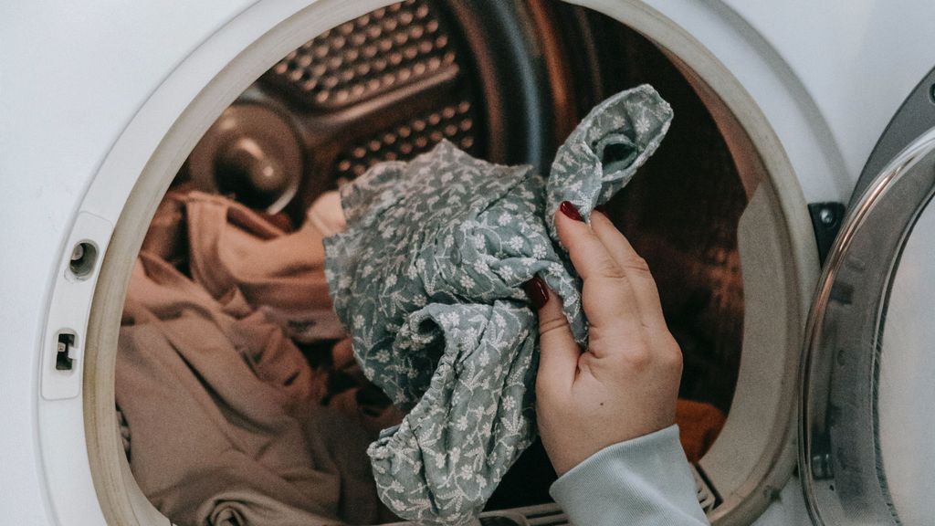 Por qué debes lavar la ropa al revés en la lavadora