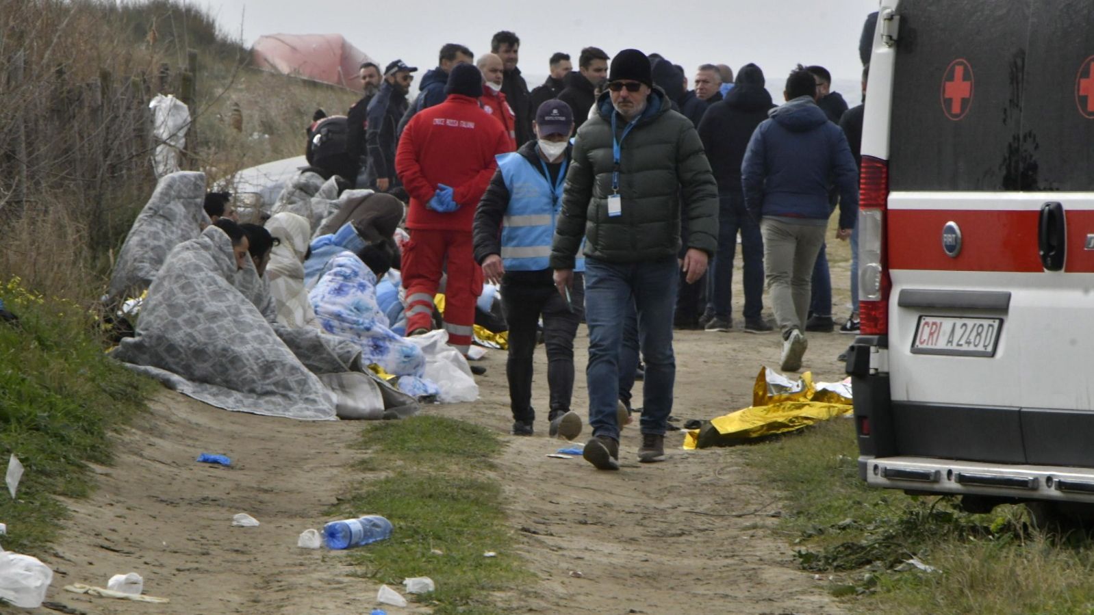 Decenas de muertos al naufragar una patera en la costa de Calabria (Italia)