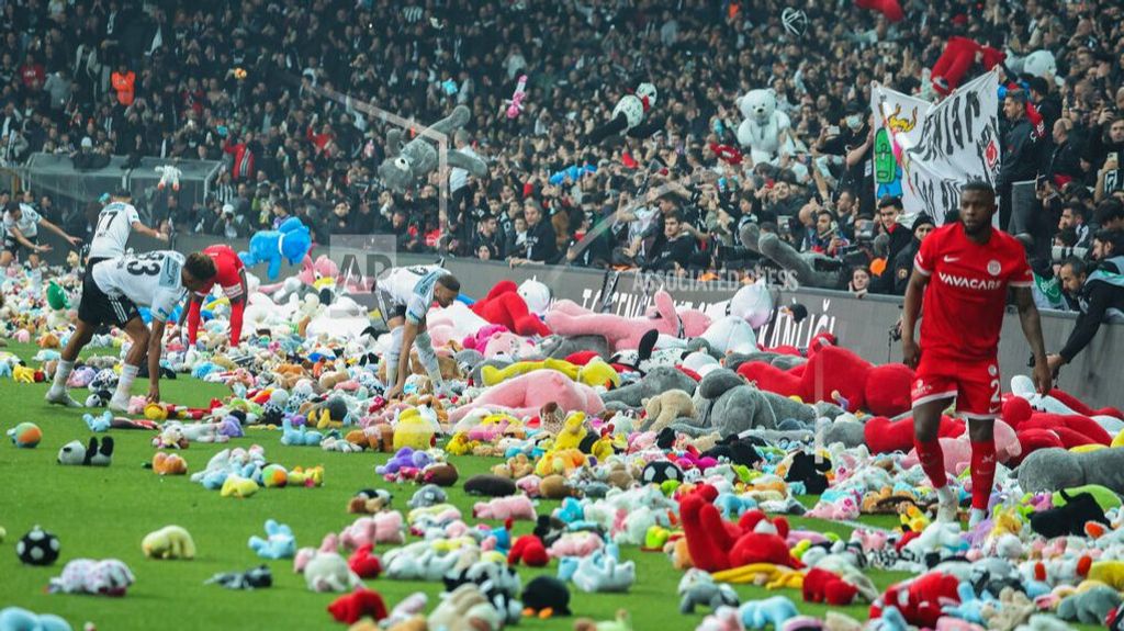 Aficionados turcos llenan el campo del Besiktas de peluches para los niños afectados por el terremoto
