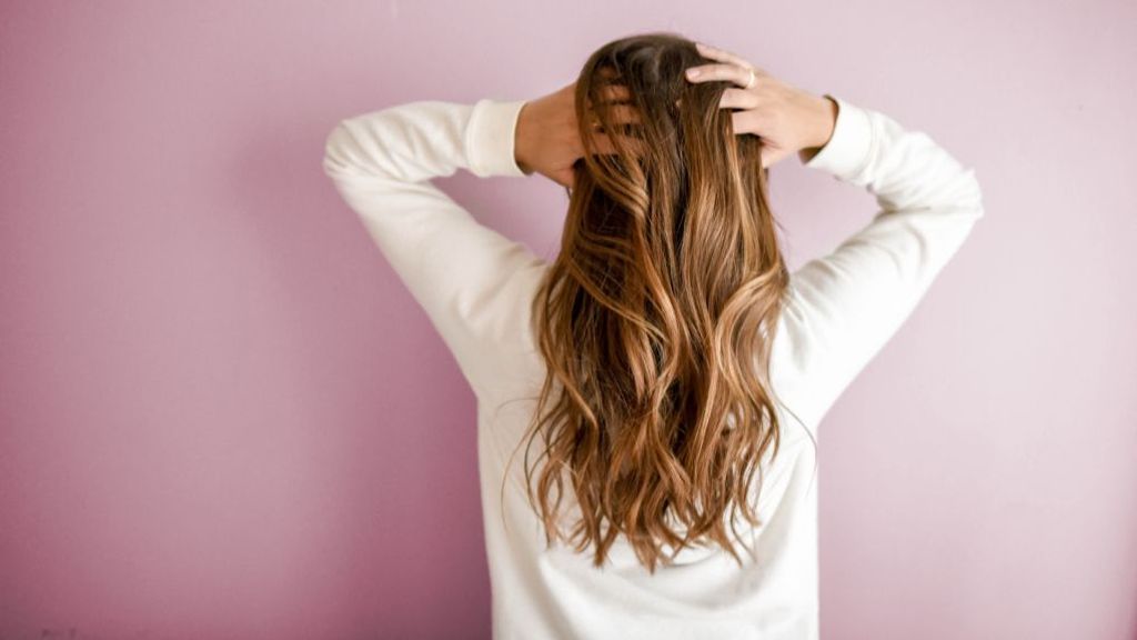 Arrancarse el pelo por nervios es más común de lo que crees, todo sobre la tricotilomanía