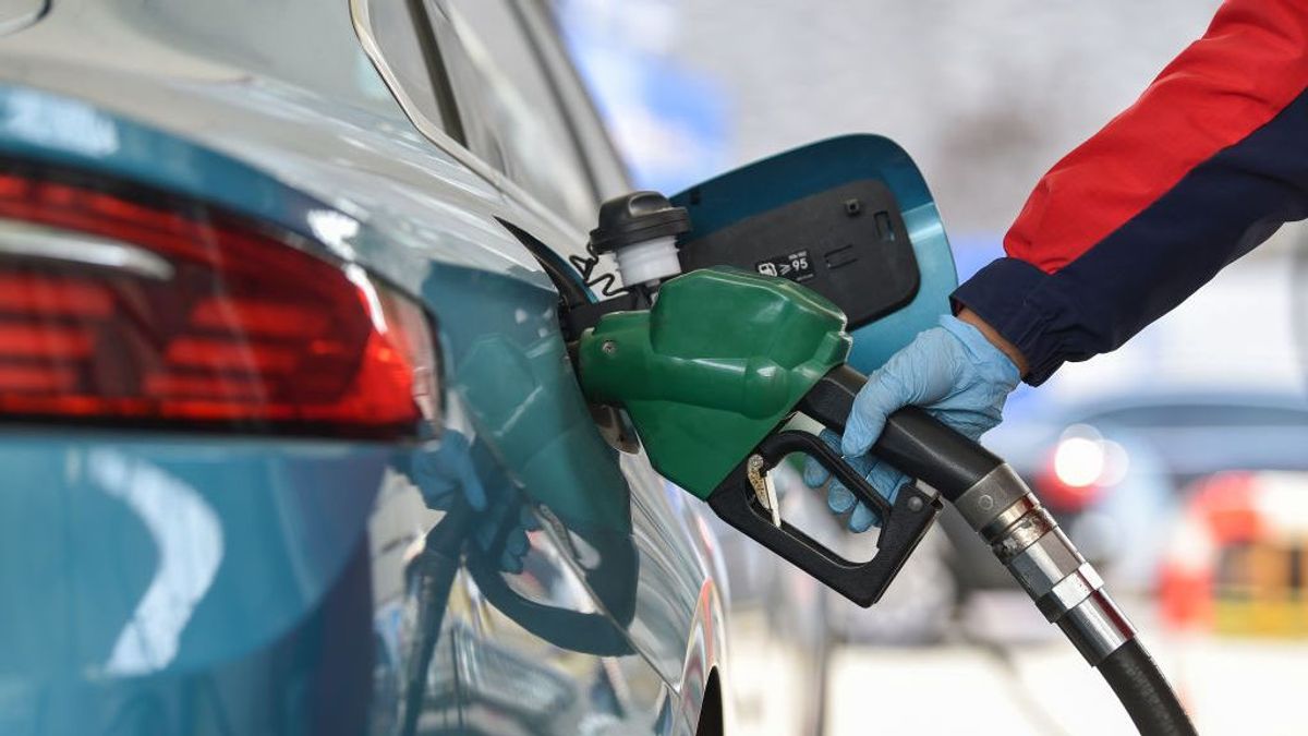 Los consejos de la DGT para ahorrarnos “unos eurillos” en el depósito de gasolina