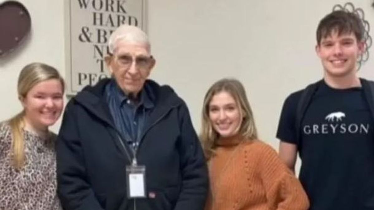 Los tres estudiantes impulsaron campaña para ayudar a su conserjer de 80 años a jubilarse