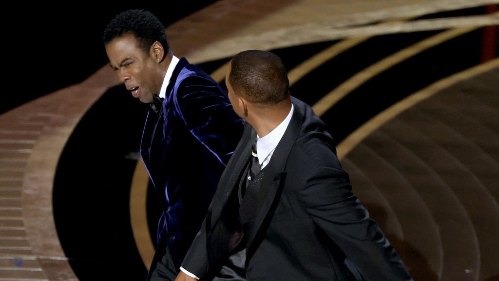 Momento en el que Will Smith abofetea a Chris Rock por bromear sobre la alopecia de Jada Pinkett