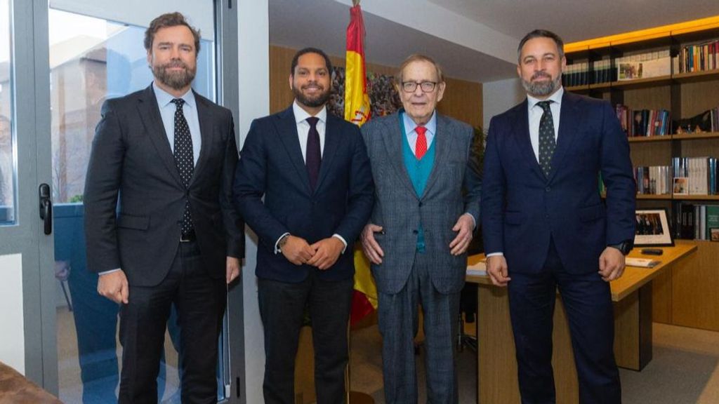 Abascal junto a Ramón Tamames posan juntos tras confirmar que el economista sería su candidato