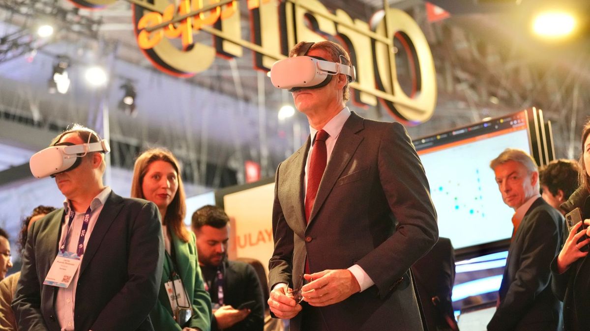 El presidente del PP, Alberto Núñez Feijóo, experimenta la realidad virtual en el Mobile World Congress